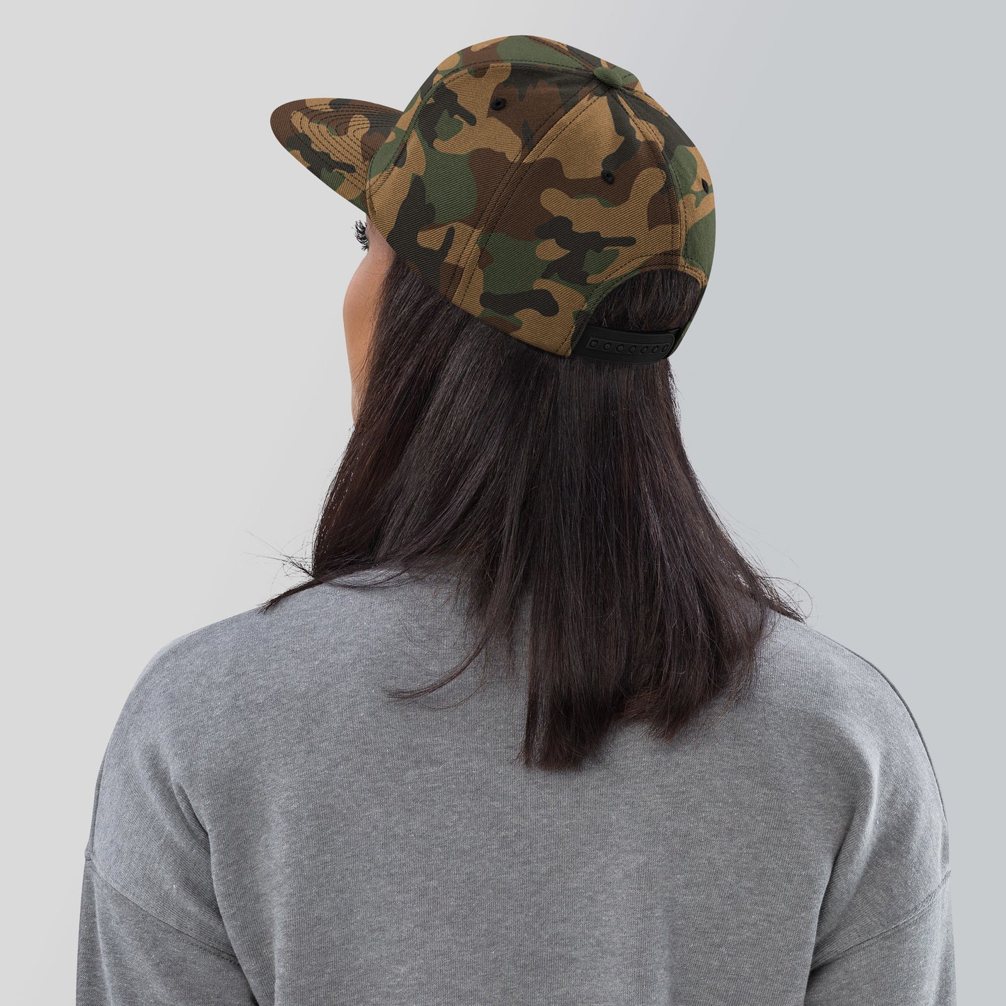 Classic green camo snapback cap with adjustable strap, unisex fit.