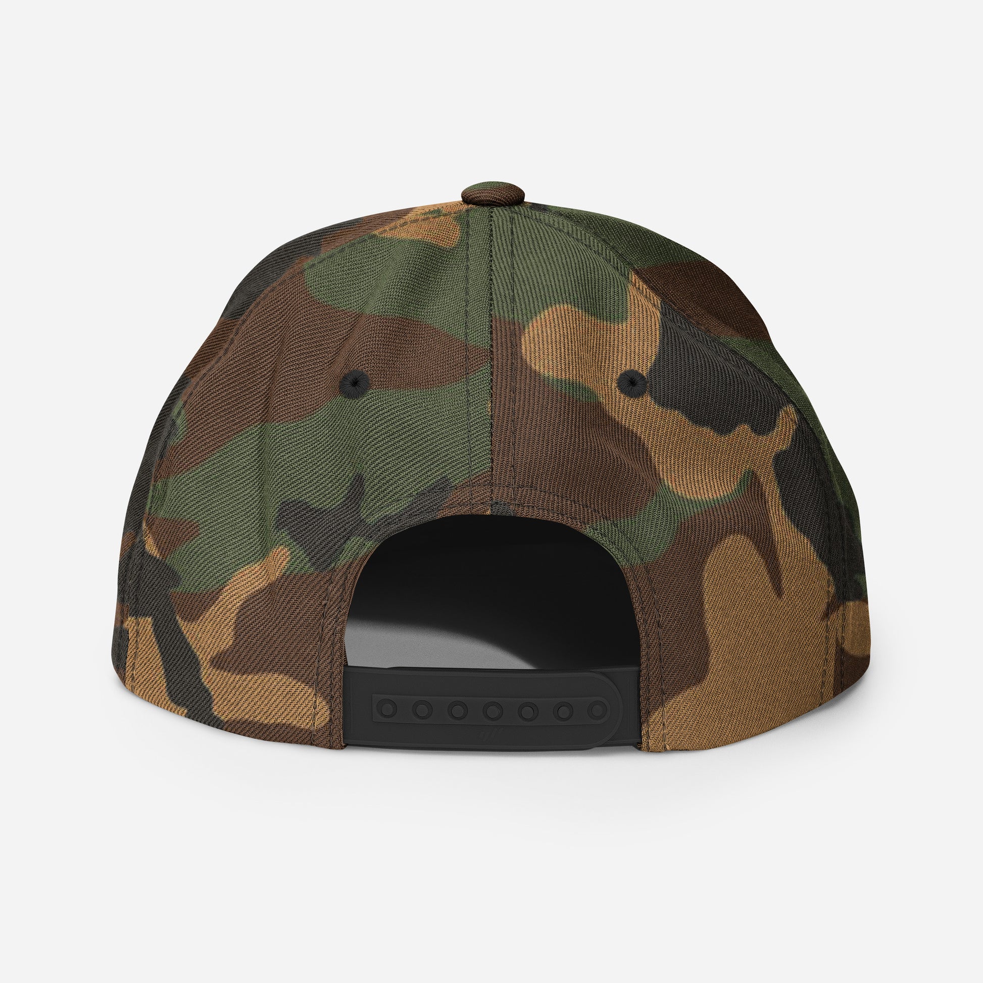 Classic green camo snapback cap with adjustable strap, stylish and versatile.