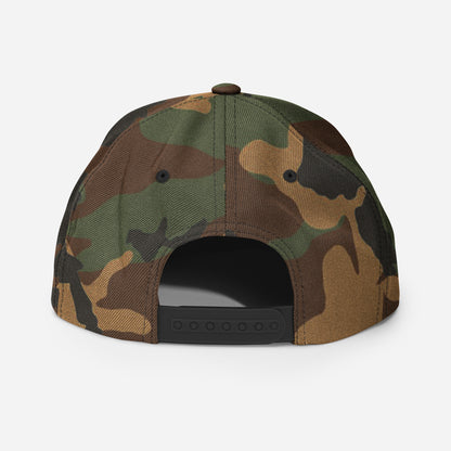 Classic green camo snapback cap with adjustable strap, stylish and versatile.